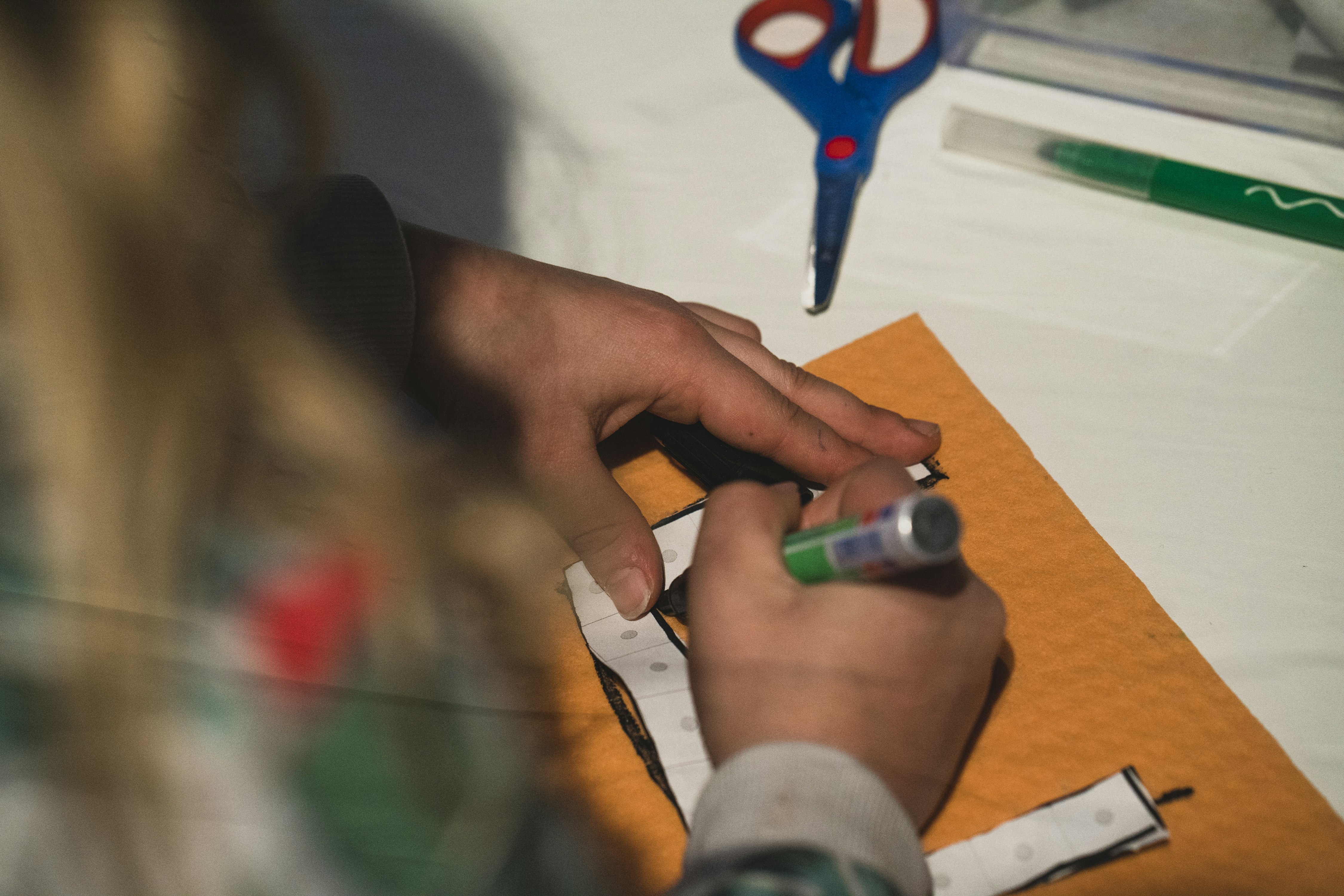 Mains d'un enfant qui dessine (photo Sven Becker)